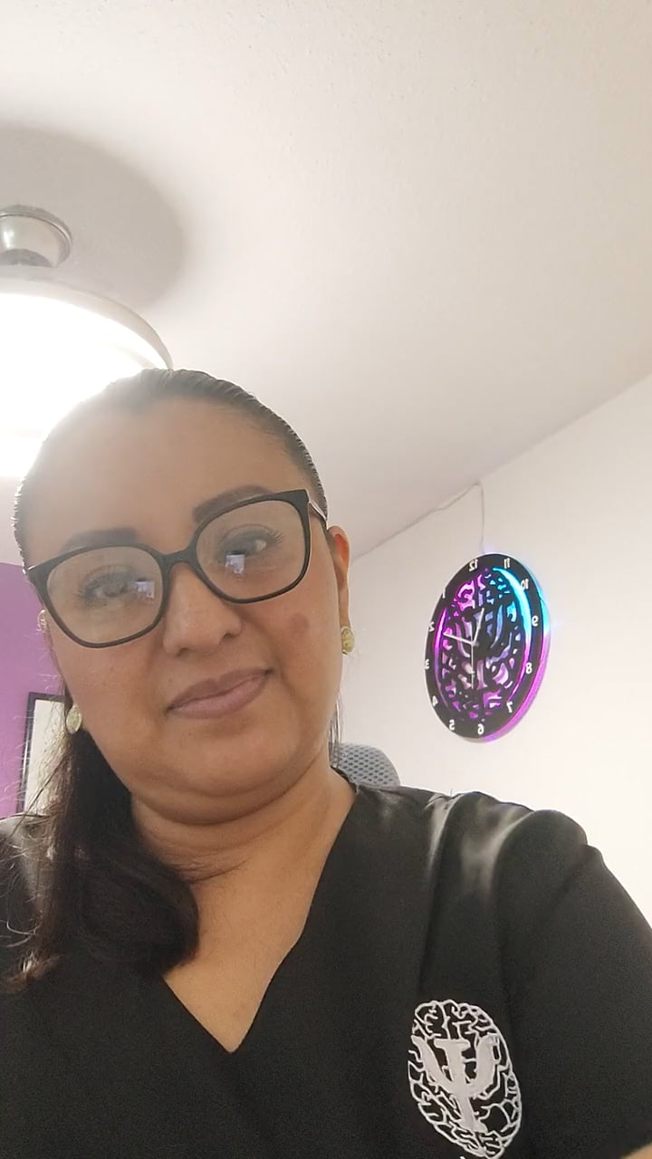 Karla Flores Terapeuta TCC y Neuropsicóloga